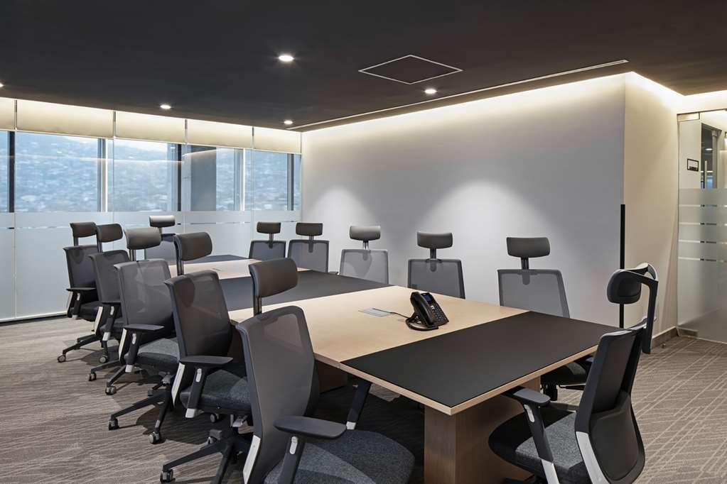 Hotel Galeria Plaza Monterrey Zařízení fotografie A typical meeting room