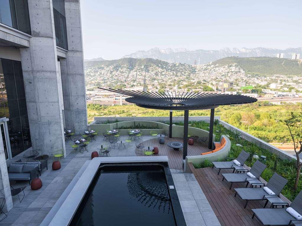 Hotel Galeria Plaza Monterrey Zařízení fotografie Rooftop pool at the hotel