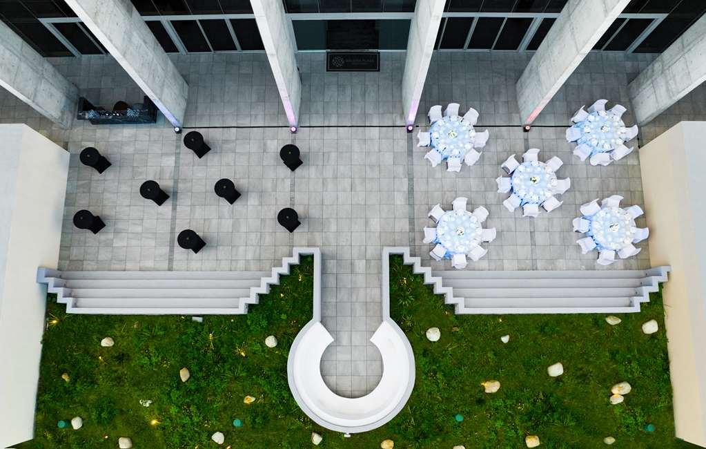 Hotel Galeria Plaza Monterrey Exteriér fotografie The courtyard of the museum