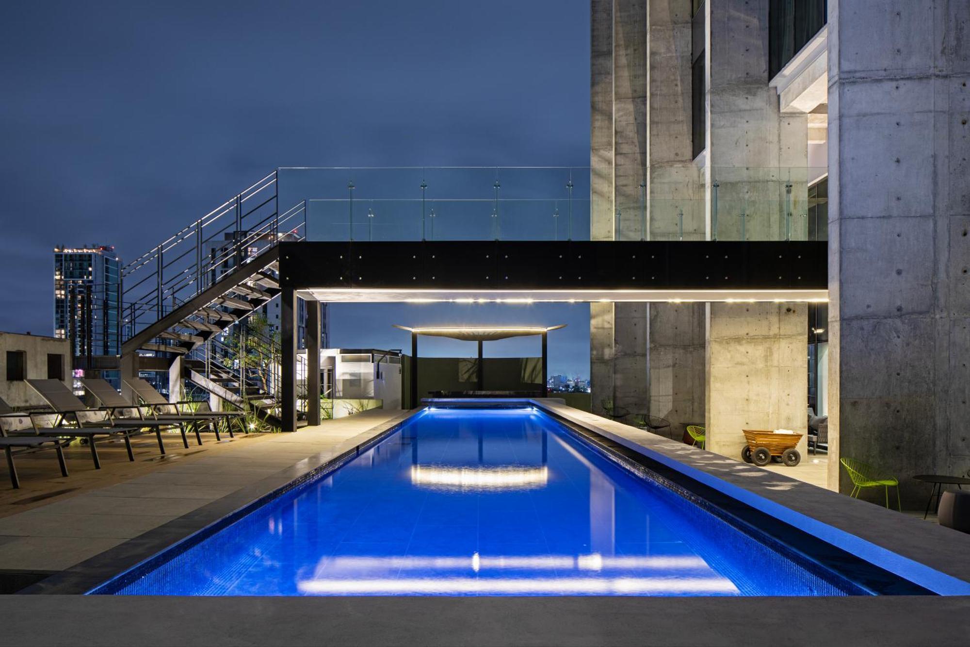 Hotel Galeria Plaza Monterrey Exteriér fotografie The pool at the rooftop of the building