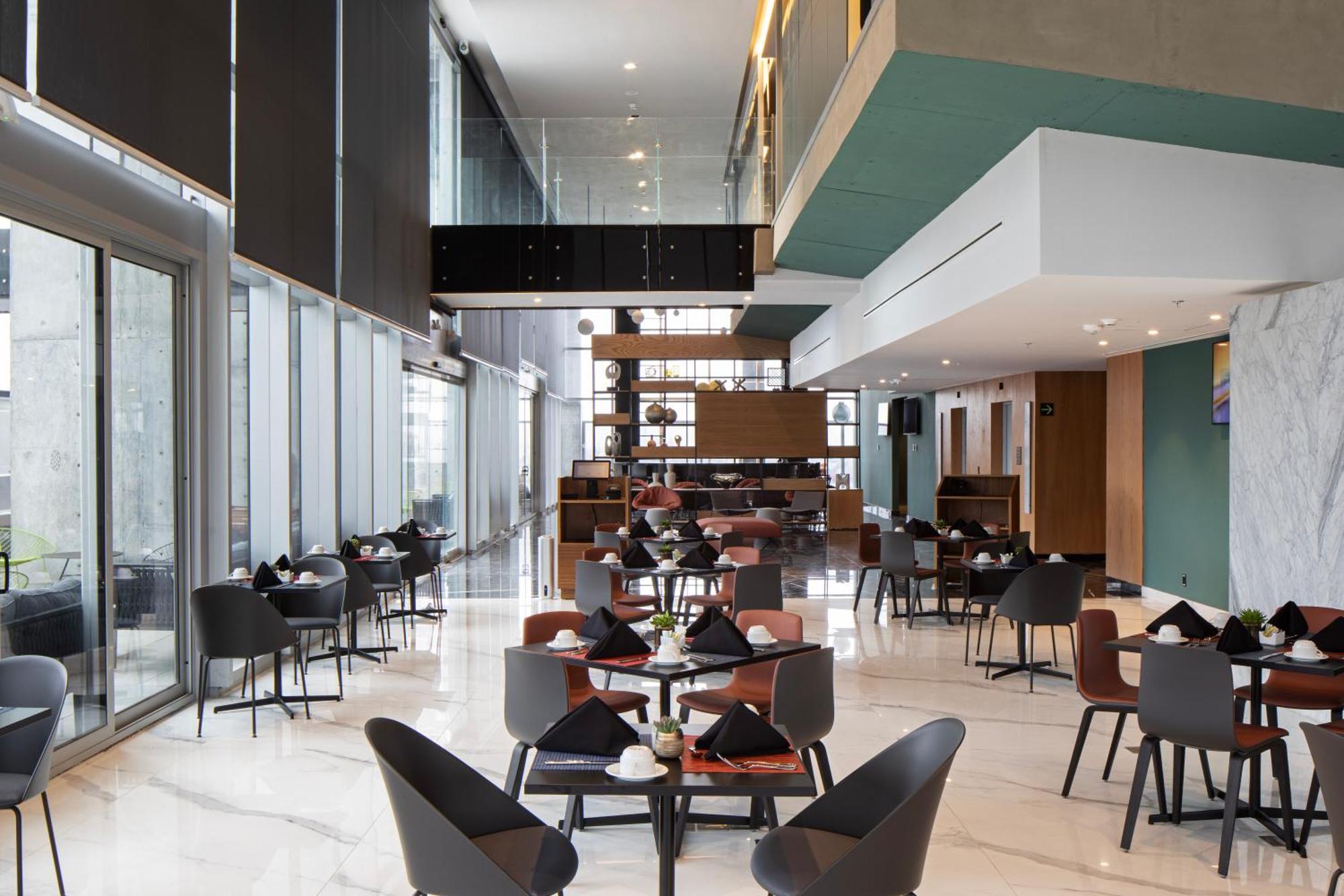 Hotel Galeria Plaza Monterrey Exteriér fotografie The lounge at the airport