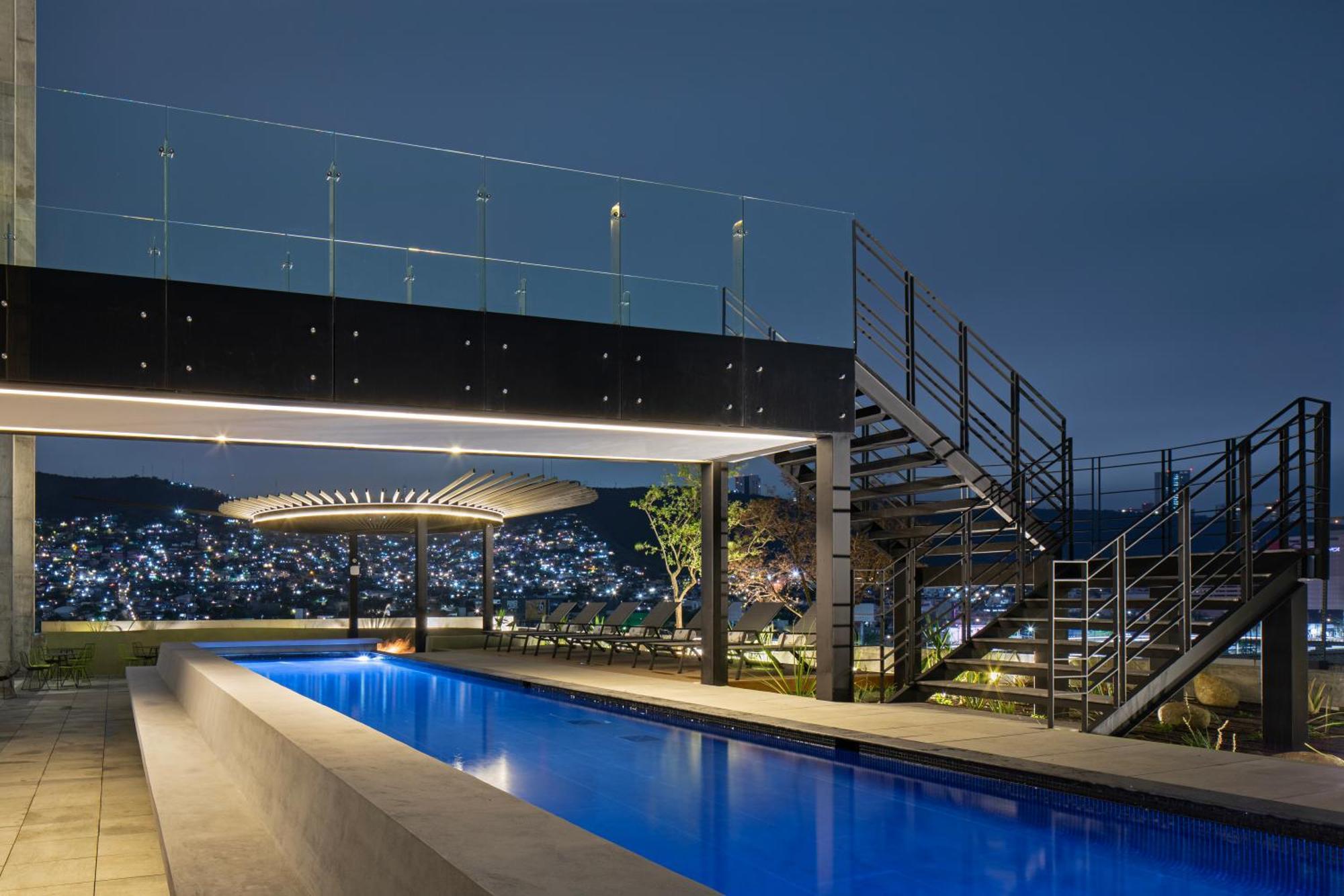 Hotel Galeria Plaza Monterrey Exteriér fotografie Rooftop pool at the hotel